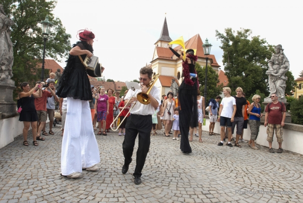 Muzikanti a kejklíři na náměstí, Komediantský průvod od mostu na zámek