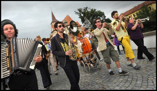 Muzikanti a kejklíři na náměstí, Komediantský průvod od mostu na zámek
