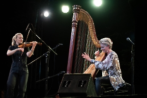CATRIN FINCH & AOIFE NI BHRIAIN foto Yvett Stránská._5