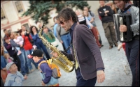 Muzikanti a kejklíři na náměstí, Komediantský průvod od mostu na zámek