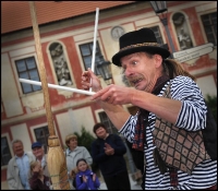 Muzikanti a kejklíři na náměstí, Komediantský průvod od mostu na zámek