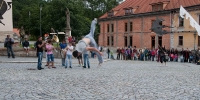 Muzikanti a kejklíři na náměstí, Komediantský průvod od mostu na zámek