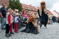 Muzikanti a kejklíři na náměstí, Komediantský průvod od mostu na zámek