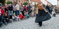 Muzikanti a kejklíři na náměstí, Komediantský průvod od mostu na zámek