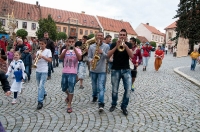 Muzikanti a kejklíři na náměstí, Komediantský průvod od mostu na zámek