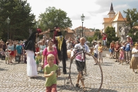 Muzikanti a kejklíři na náměstí, Komediantský průvod od mostu na zámek