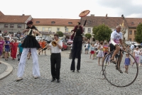 Muzikanti a kejklíři na náměstí, Komediantský průvod od mostu na zámek