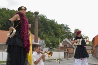 Muzikanti a kejklíři na náměstí, Komediantský průvod od mostu na zámek