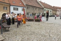 Muzikanti a kejklíři na náměstí, Komediantský průvod od mostu na zámek