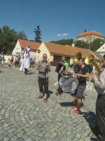 Muzikanti a kejklíři na náměstí, Komediantský průvod od mostu na zámek