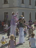 Muzikanti a kejklíři na náměstí, Komediantský průvod od mostu na zámek