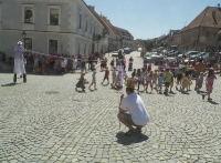 Muzikanti a kejklíři na náměstí, Komediantský průvod od mostu na zámek