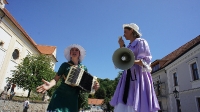 Muzikanti a kejklíři na náměstí, Komediantský průvod od mostu na zámek