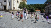 Muzikanti a kejklíři na náměstí, Komediantský průvod od mostu na zámek