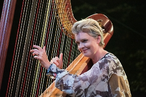 CATRIN FINCH & AOIFE NI BHRIAIN foto Yvett Stránská._4